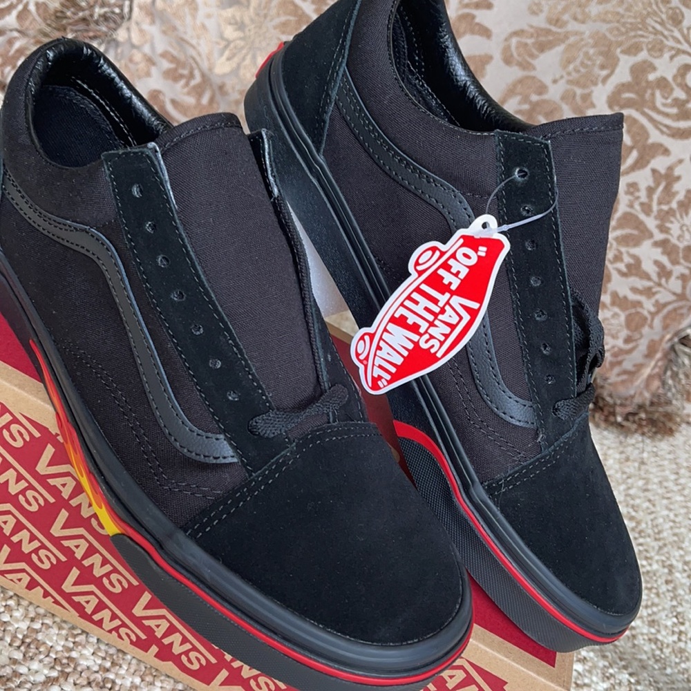 Vans Men’s Old Skool
(Flame Wall) Black/Black
VN0A38G1Q8Q
Sneakers - Picture 10 of 16